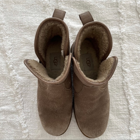 UGG Lavelle Boot Ankle Booties, Side Zippers, Leather and Sheepskin, Heel - Picture 2 of 10